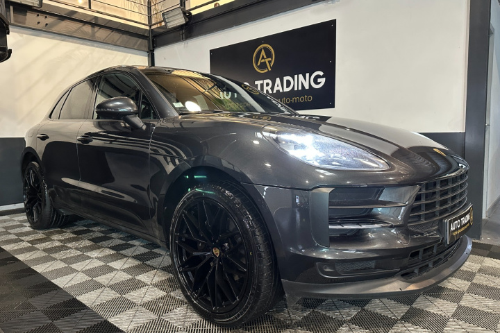 PORSCHE MACAN